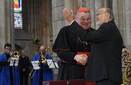 Kardinl Dominik Duka a Gerhard Grenzing (vpravo) podepsali 24. dubna v Praze...