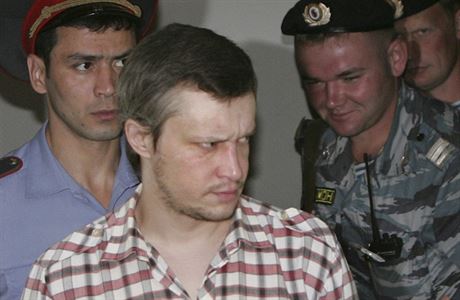 Alexandr Piukin v doprovodu policie.