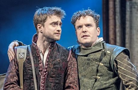 Rosencrantz a Guildenstern, nebo opan? Daniel Radcliffe (vlevo) ani Joshua...