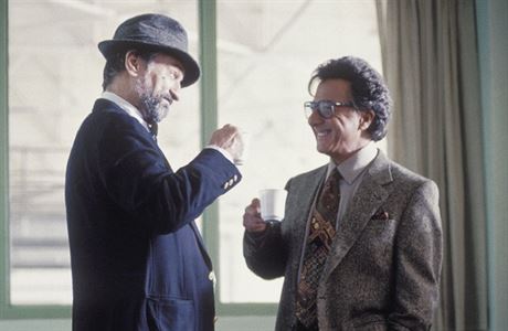 Robert De Niro a Dustin Hoffman ve snímku Vrtti psem.