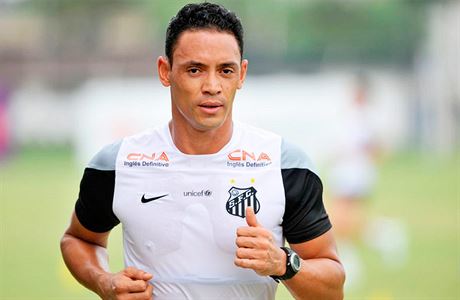 Útoník Santosu Ricardo Oliveira byl na hiti, pesto mu hrái vzdávali hold.