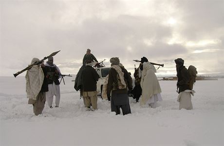 Na snmku z roku 2009 jsou zachyceni bojovnci Talibanu na ble neupesnnm...