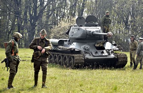 Desítky tun váící tank T-34 byl 29. dubna lákadlem pro diváky pi rekonstrukci...