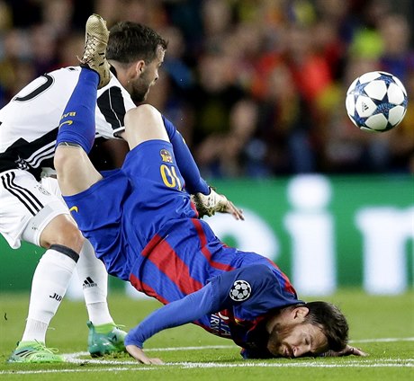 Barcelona vs. Juventus, Messi na trávníku, zastavil ho Miraljem Pjani.