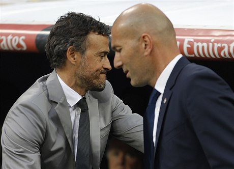 Trenér Barcelony Luis Enrique pijímá gratulace od koue Realu Zinedineho...