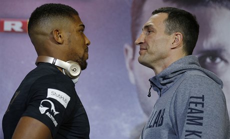 Vladimir Kliko (vpravo) a Anthony Joshua na tiskové konferenci ped jejich...