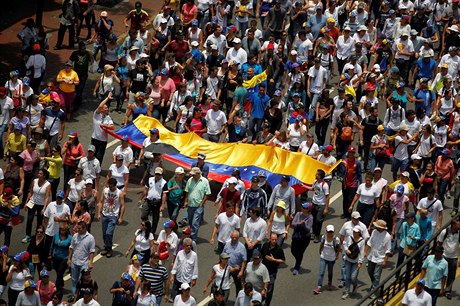 Lidé vyli do ulic, aby vyjádili nesouhlas s politickou situací ve Venezuele.