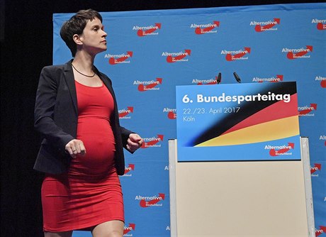 Frauke Petry pichází na pódium bhem konvence strany AfD v Kolín nad Rýnem