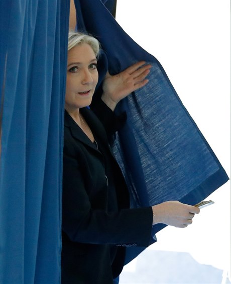 Marine Le Penová s volebním lístkem.