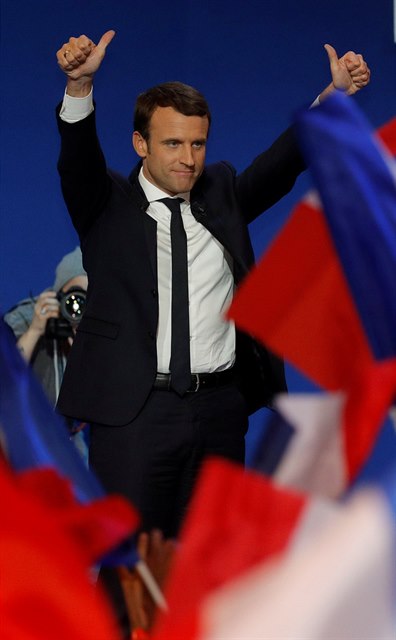 Emmanuel Macron postoupil do druhého kola prezidentských voleb. Je favoritem.