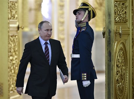 Ruský prezident Vladimir Putin pichází na jednání výboru pro oslavy kvtnového...
