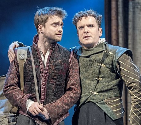 Rosencrantz a Guildenstern, nebo opan? Daniel Radcliffe (vlevo) ani Joshua...