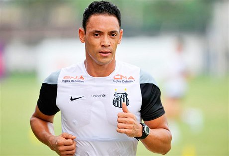 Útoník Santosu Ricardo Oliveira byl na hiti, pesto mu hrái vzdávali hold.