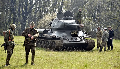 Desítky tun vážící tank T-34 byl 29. dubna lákadlem pro diváky při rekonstrukci...