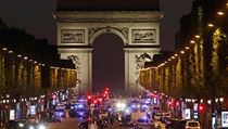 Uzaven ulice Champs-lysss se kvli podezen z terorismu zastnilo mnoho...