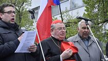 Kardinl Dominik Duka zpal hymnu na Vclavskm nmst.