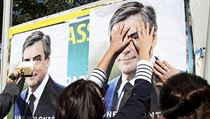 Voliky konzervativce Francoise Fillona vylepuj na ulici jeho plakty.