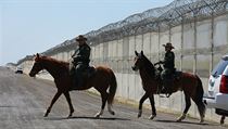 Pracovnci americk Pohranin stre u plotu na hranici s Mexikem.