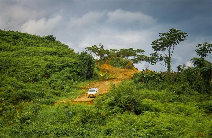 Kone�ná v Ekvádoru. Silnice odjela do údolí.