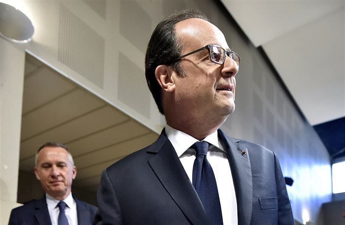 Sou�asný frencouzský prezident Francois Hollande hlasuje v prvním kole...