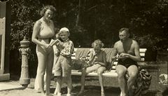 Jenny, Petr, Suzanna a Josef Winternitzovi v lázních na snímku z roku 1938.