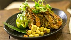 Thajské rýžové nudle, tofu, krevety a tamarindová omáčka