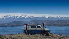 Jezero Titicaca a Andy v pozadí. (Bolívie)