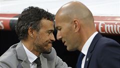 Trenér Barcelony Luis Enrique pijímá gratulace od koue Realu Zinedineho...