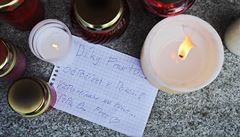 Lidé za Rajtorala zapalují v Plzni svíky.