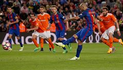 Javier Mascherano z Barcelony promuje pokutový kop proti Osasun Pamplona.