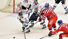 Utkání R - Finsko, Euro Hockey Tour, souboj ped finskou brankou.