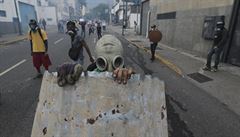 Protestanti v maskách.