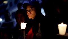 Protestanti dr�ící svíce.