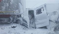 Hor ne v zim. Snhov boue pod Tatrami pivodila hromadnou nehodu a 20 zrannch