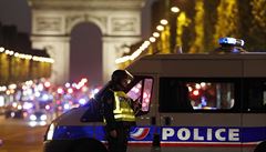 Policejní hlídka dohlíí na uzavení Champs-Élyssés, kde dolo ke stelb.