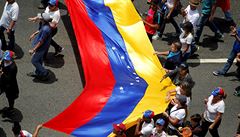Protestující zaplavili s vlajkami metropoli Caracas.