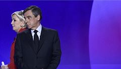 Kandidái na prezidenta Francois Fillon a Marine Le Penová v televizní show.