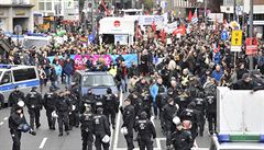 Policie odděluje demonstranty od budovy, ve které se odehrává kongres AfD. | na serveru Lidovky.cz | aktuální zprávy