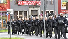 Policisté kráí k budov kongresu AfD