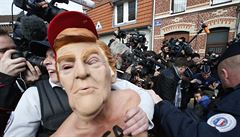 lenky Femen protestují ped volební místností, kde hlasuje Le Penová.