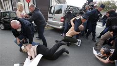 Sdruení Femen protestují bhem francouzských prezidentských voleb.