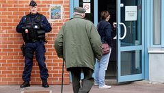 Francouzi hlasují za dohledu policie.