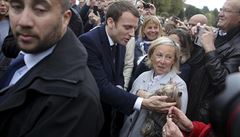 Centrista Emmanuel Macron odhlasoval a el pohladit psa jedné z voliek.