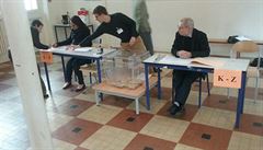 Francouzi hlasují v prvním kole prezidentských voleb. Volební místnost v...