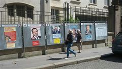 Plakáty prezidentských kandidát ped radnicí 18. paíského obvodu.