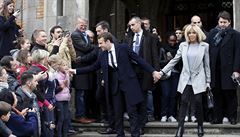 Liberál Emmanuel Macron pi odchodu z volební místnosti.