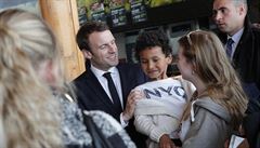 Francouzský prezidentský kandidát Emmanuel Macron se zastavil s rodinou poté,...