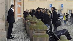 Francouzi ekají ped ambasádou v Praze, aby 23. dubna odevzdali hlas v prvním...