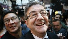 Kandidát krajní levice Jean-Luc Mélenchon práv dorazil do svého volebního...