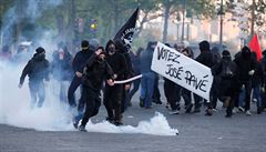 Slzným plynem museli rozhánt policisté dav u Bastilly.